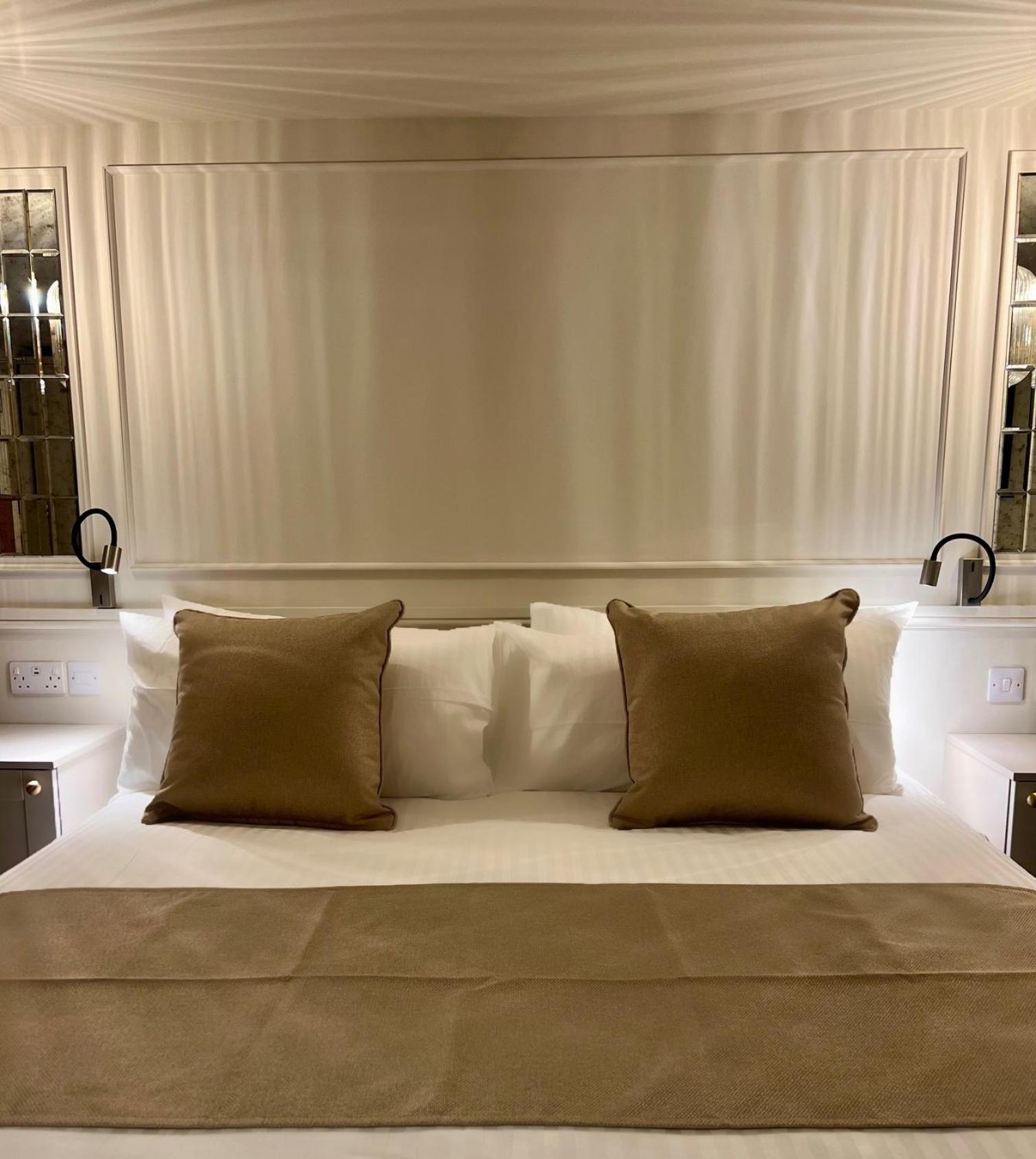 Number 3 Pier Road Suites 惠特比 外观 照片