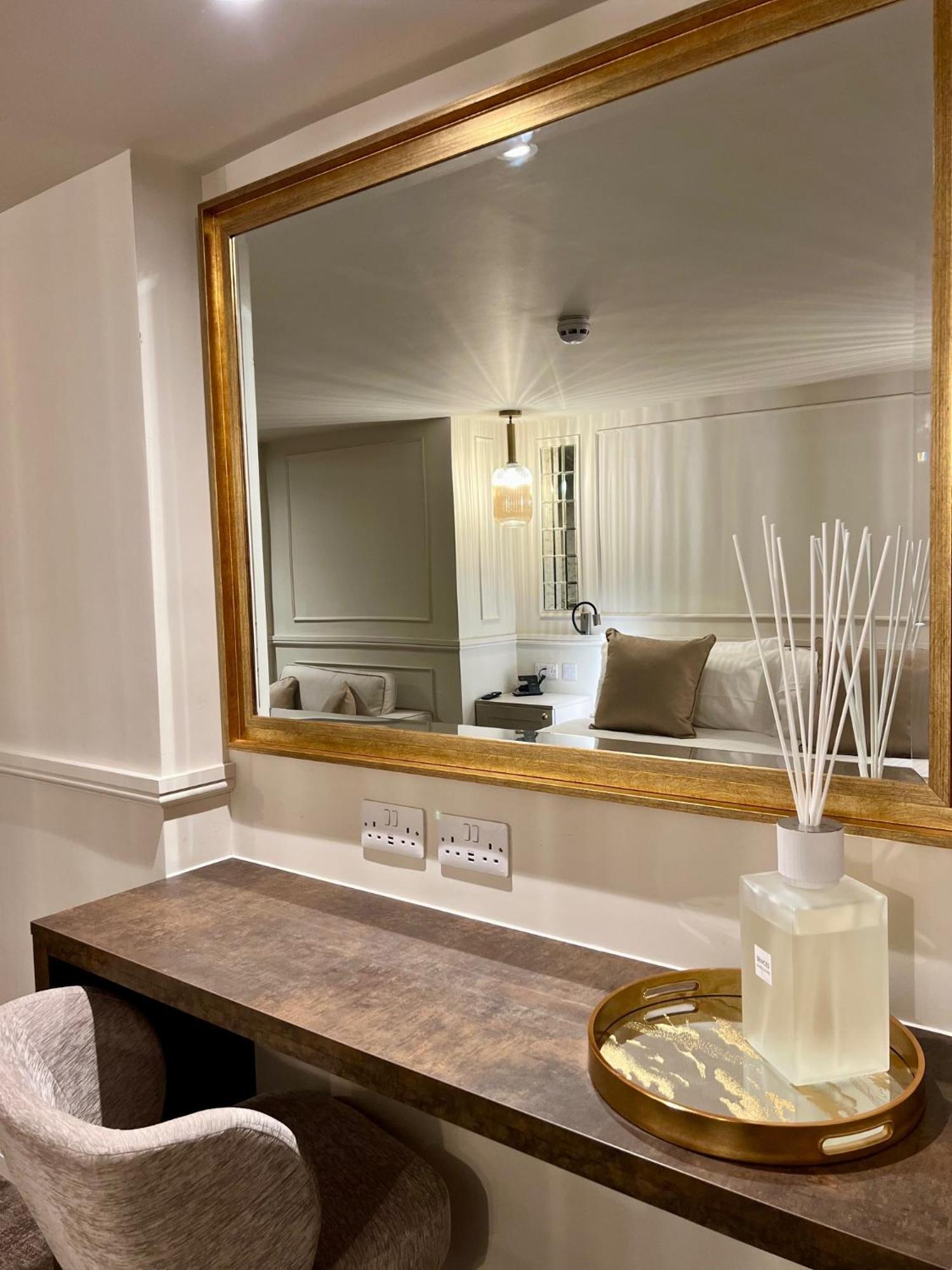 Number 3 Pier Road Suites 惠特比 外观 照片