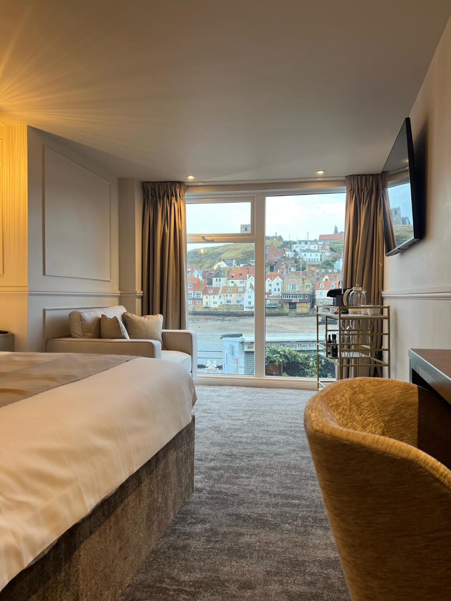 Number 3 Pier Road Suites 惠特比 外观 照片