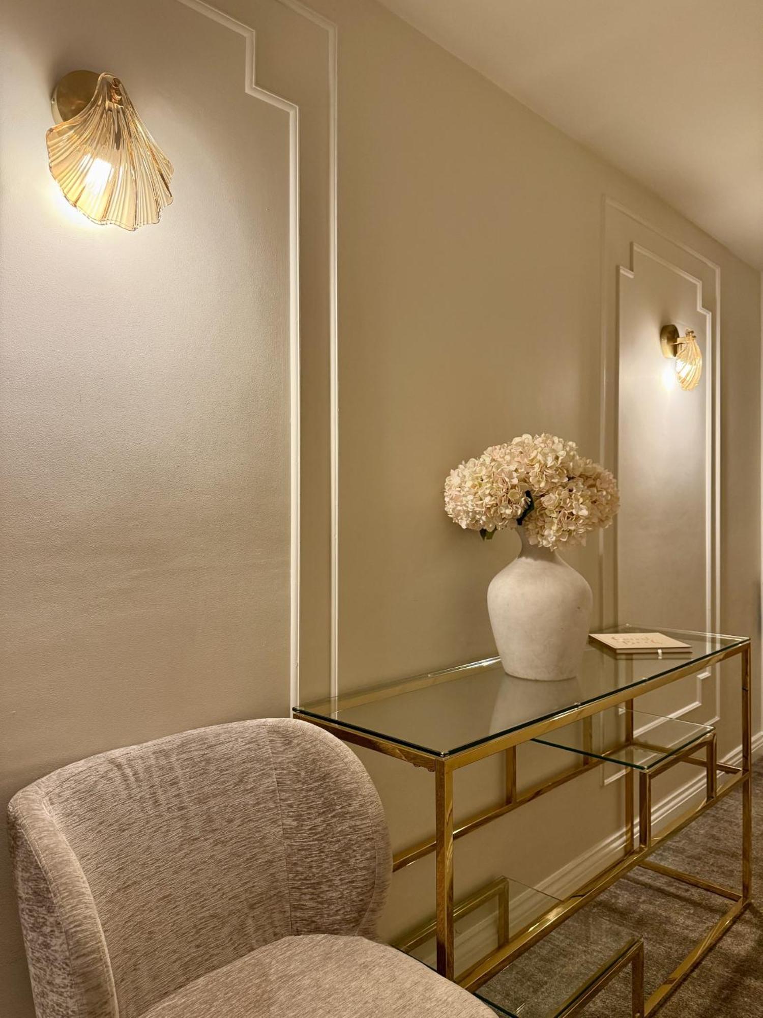 Number 3 Pier Road Suites 惠特比 外观 照片