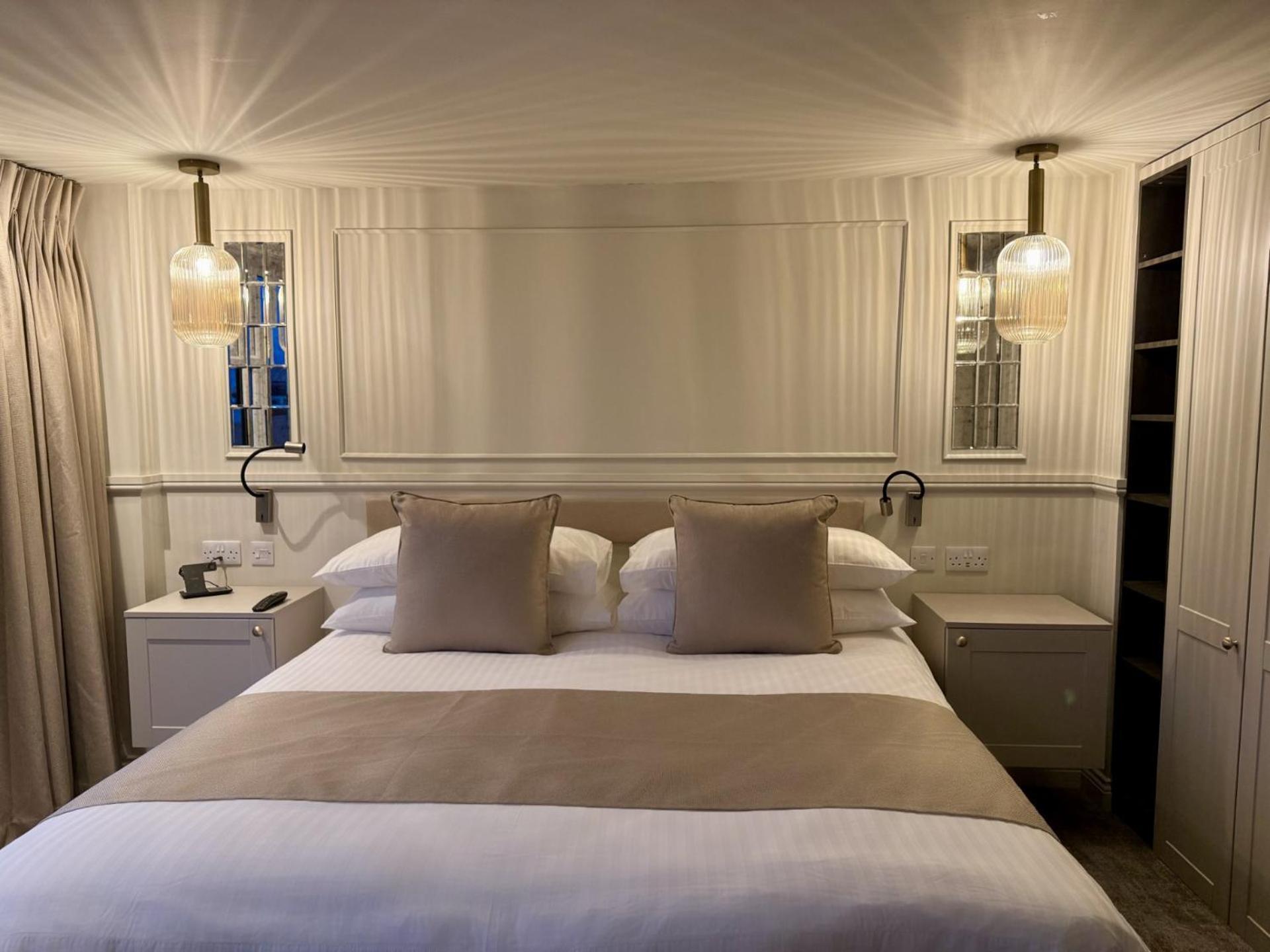 Number 3 Pier Road Suites 惠特比 外观 照片