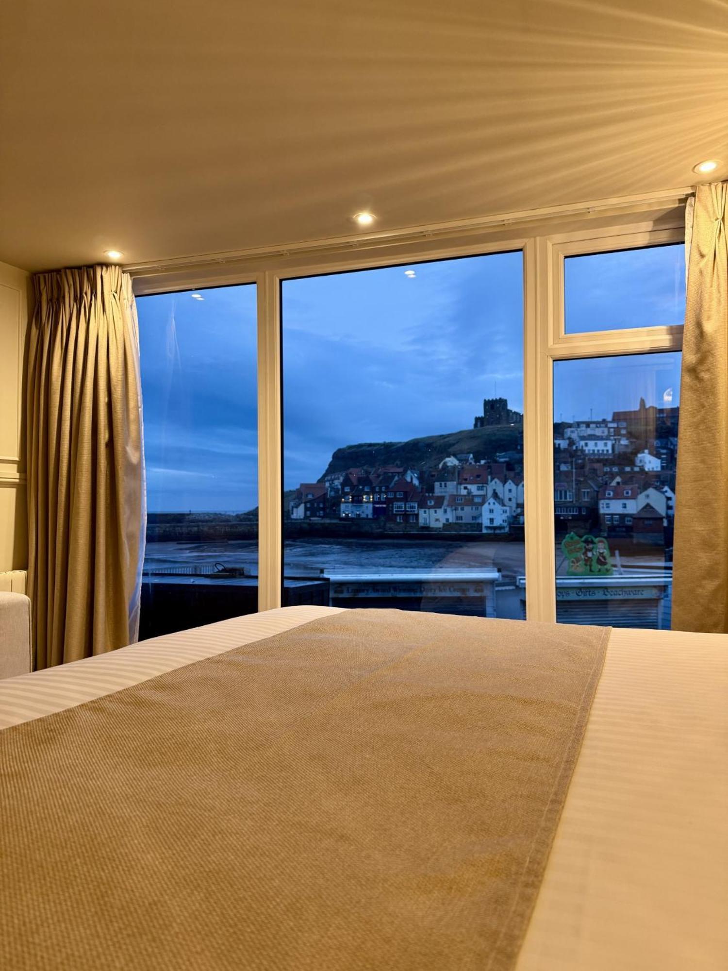Number 3 Pier Road Suites 惠特比 外观 照片
